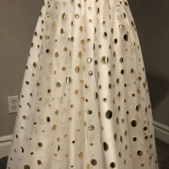 UNCONVENTIONAL WEDDING OR QUINCEANERA DRESS - Picture 4 of 7